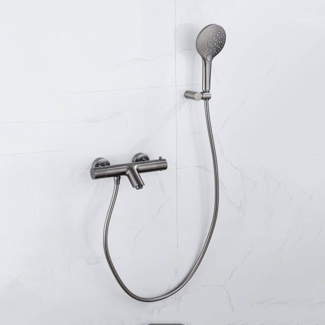 Fortifura Calvi Thermostatische badkraan met ronde handdouche handdouchehouder en gladde doucheslang Geborsteld Gunmetal PVD SW799451 SW720568 SW720225 SW721165