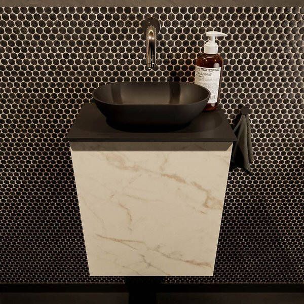Mondiaz Fowy toiletmeubel 40x50x23cm Carrara mat 0 kraangaten wasbak: midden 1 deur solid surface met blad Melamine kleur wasbak: zwart FOWY59003Carraraurban
