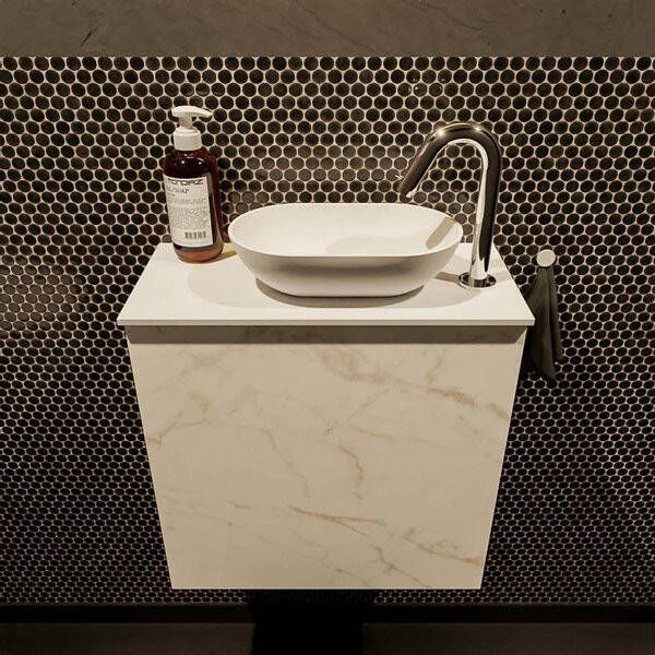 Mondiaz Fowy toiletmeubel 50x50x23cm Carrara mat 1 kraangat wasbak: rechts 1 deur solid surface met blad Melamine kleur wasbak: zwart FOWY59005Carraraurban
