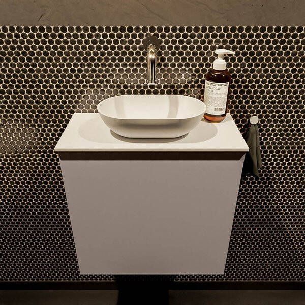 Mondiaz Fowy toiletmeubel 50x50x23cm smoke mat 0 kraangaten wasbak: midden 1 deur solid surface met blad MDF kleur wasbak: zwart FOWY59006smokeurban