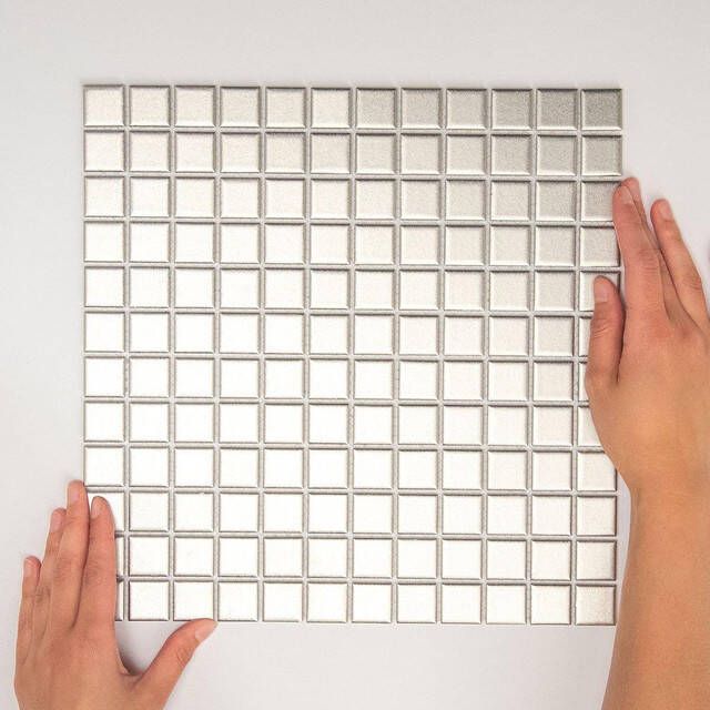 The Mosaic Factory Barcelona Mozaïektegel 2.3x2.3x0.6cm vierkant geglazuurd porselein wand bekleding mat zilver metallic per matje AM23SR