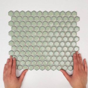 The Mosaic Factory Barcelona mozaïektegel 2.3x2.6x0.5cm Hexagon Geglazuurd porselein Antiek groen met retro rand AFH23500