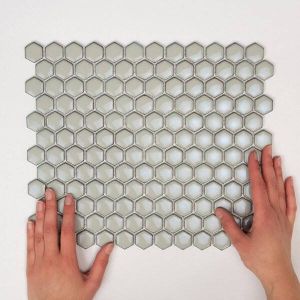 The Mosaic Factory Barcelona mozaïektegel 2.3x2.6x0.5cm Hexagon Geglazuurd porselein Zacht grijs met retro rand AFH23330