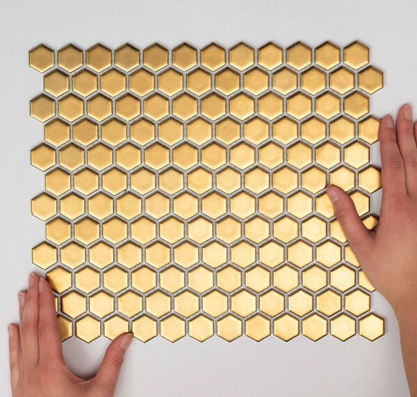 The Mosaic Factory Barcelona Mozaïektegel 2.3x2.6x0.5cm wandtegel binnen zeshoek keramiek mat goud metallic per matje AMH23GD