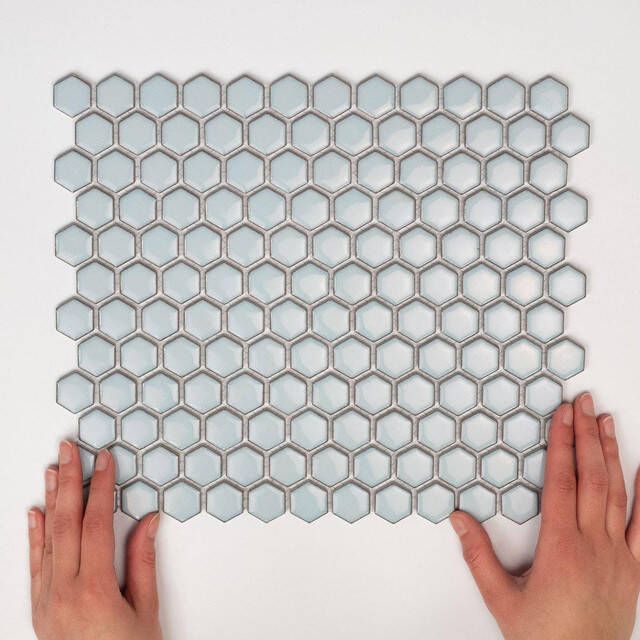 The Mosaic Factory Barcelona mozaïektegel 26x30cm wandtegel Zeshoek Hexagon Porselein Soft Blue with Edge Glans AFH23450