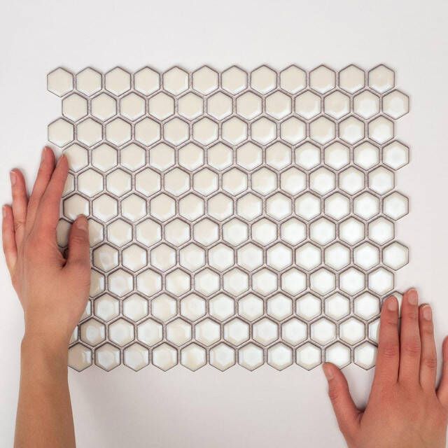 The Mosaic Factory Barcelona mozaïektegel 26x30cm wandtegel Zeshoek Hexagon Porselein Soft White with edge Glans AFH23022
