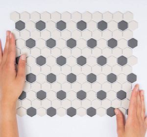 The Mosaic Factory London mozaiëktegel 2 3x2 3x0 6cm vloertegel binnen buiten hexagon overglaasd porselein vorstbestendig 36 stippen wit met zwart LOH-Mayfair-36