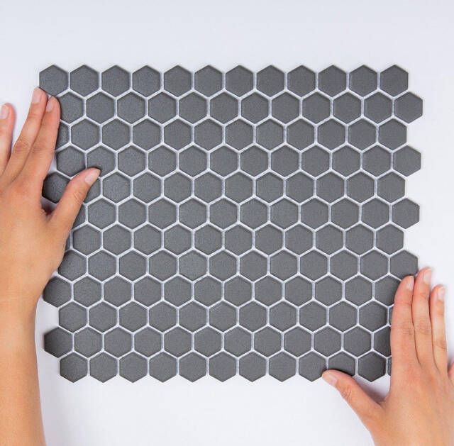 The Mosaic Factory London mozaïektegel 26x30cm wand en vloertegel Zeshoek Hexagon Porselein Dark Grey Mat LOH2015