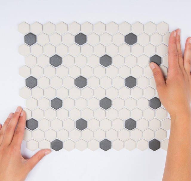 The Mosaic Factory London mozaïektegel 26x30cm wand en vloertegel Zeshoek Hexagon Porselein White + Black Mat LOH-Mayfair-18