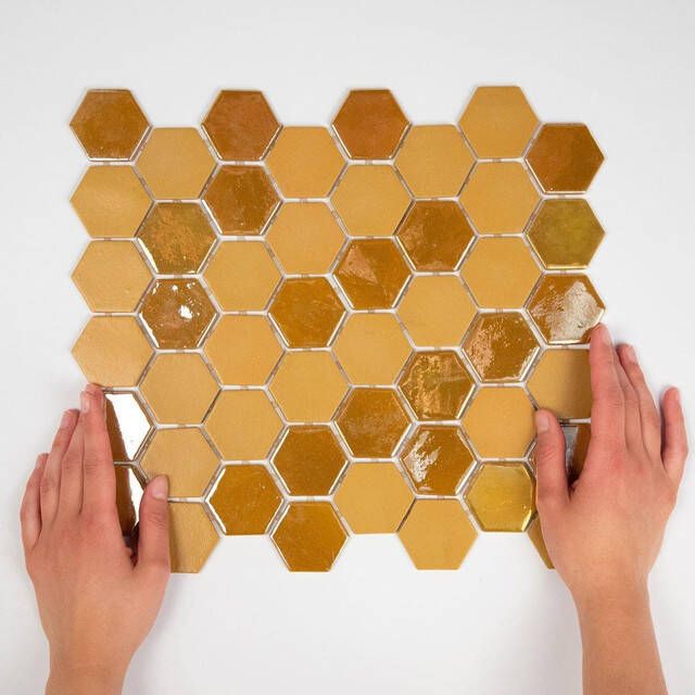 The Mosaic Factory Valencia mozaïektegel 27.6x32.9cm wandtegel Zeshoek Hexagon Gerecycled glas Mustard mat glans VAL035