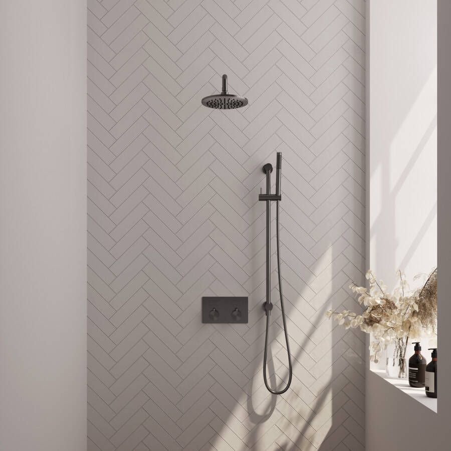 Brauer Gunmetal Carving thermostatische inbouw regendouche met drukknoppen SET 63 met 20 cm douchekop en gebogen muurarm en staaf handdouche en doucheslang en geïntegreerde glijstang gunmetal geborsteld PVD