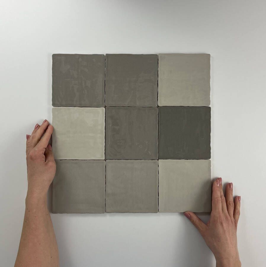 By Goof Moos wandtegel handvorm 13 x 13 cm taupe glans