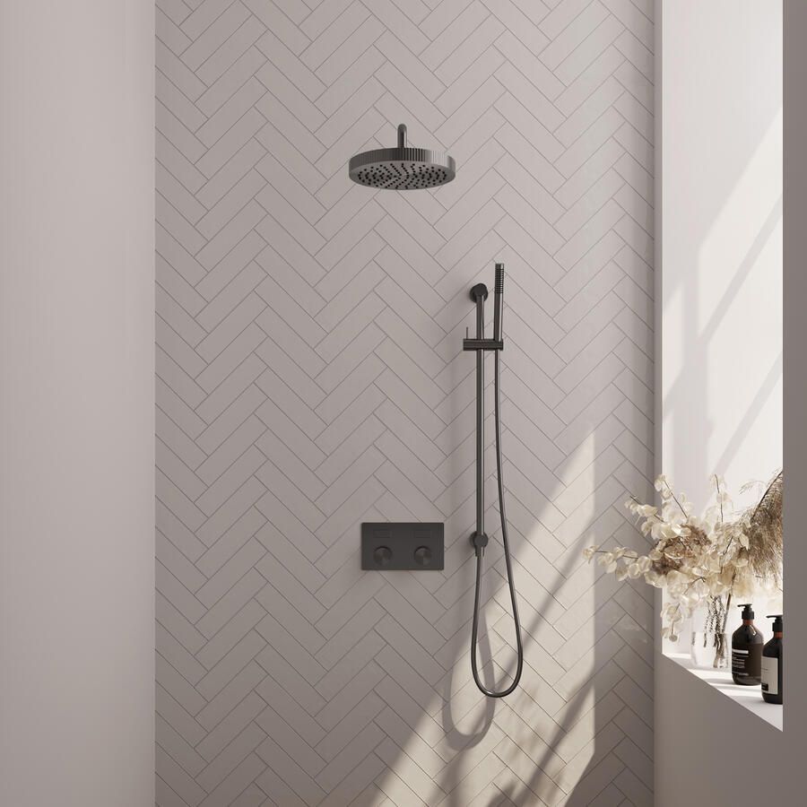 Brauer Stripe thermostatische inbouw regendouche met drukknoppen SET 32 met 25 cm douchekop en gebogen muurarm en staaf handdouche en doucheslang en geintegreerde glijstang gunmetal geborsteld PVD