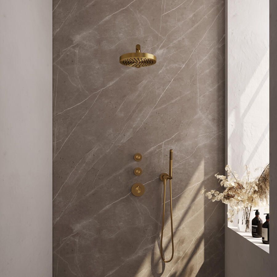Brauer Stripe thermostatische inbouw regendouche SET 01 met 25 cm douchekop en rechte muurarm en staaf handdouche en doucheslang en wandaansluitbocht goud geborsteld PVD