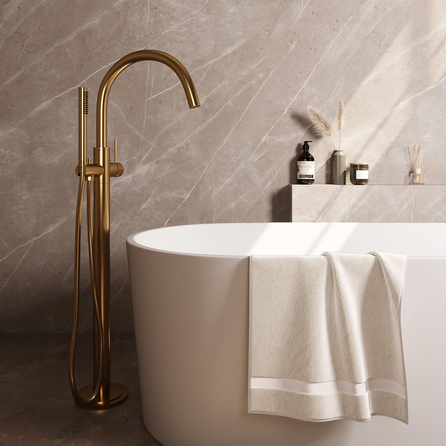 Brauer Stripe vrijstaande badmengkraan SET 01 met staaf handdouche en doucheslang goud geborsteld PVD