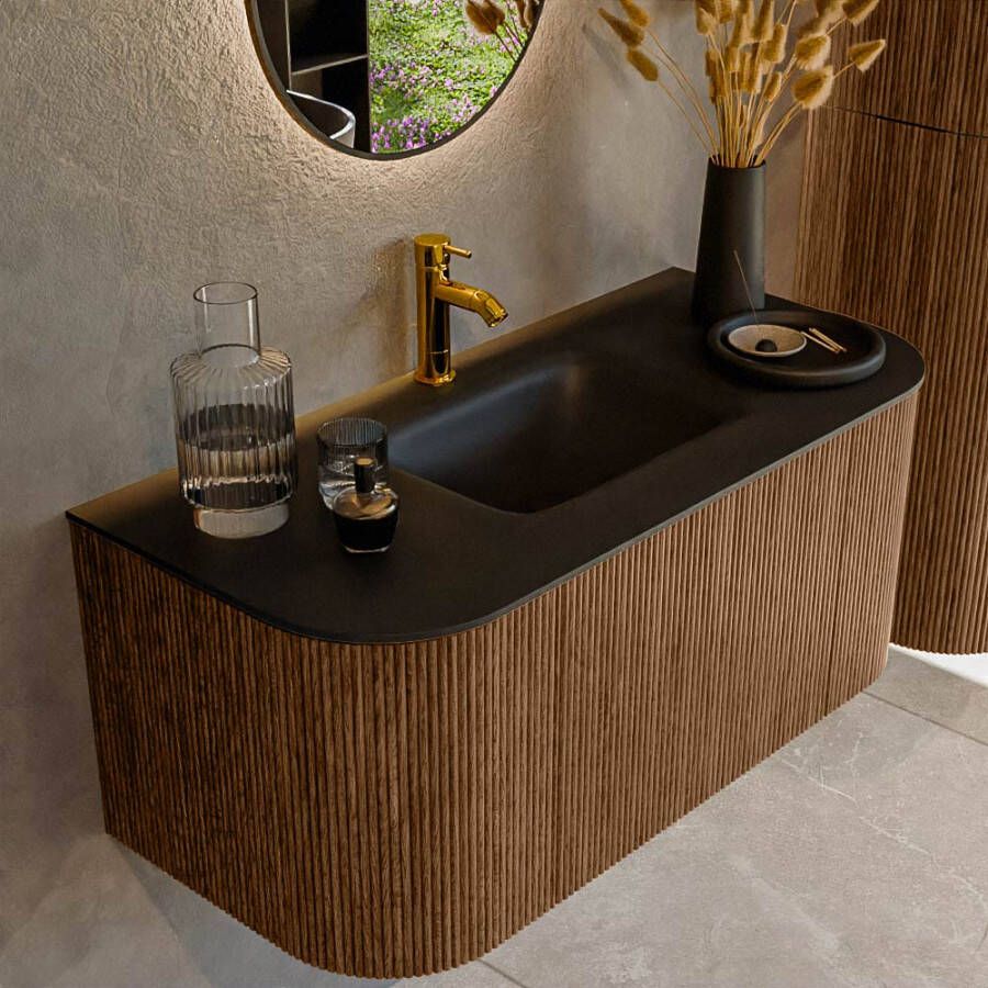 Mondiaz KURVE 100 cm Onderkast Greeploos 1 Lade Met Deuren Walnut Wastafel Solid Surface MIdden Urban 1 Kraangat Zonder Spiegel (KRVGRU100L+R1L2D1KM-Wal Urb)