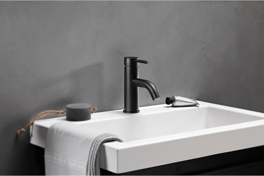 Vtwonen Wastafelkraan Bad Curve 16 cm met Waste Zwart